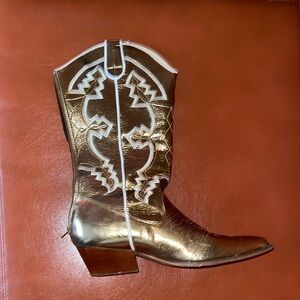 Gold Heeled Boots with Metallic Finish​